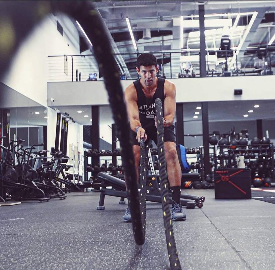 Eykman Silva training with battle ropes